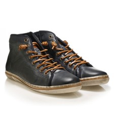 Zapatillas altas de cuero de moda en azul marino con detalles camel. Botas hombre corte medio