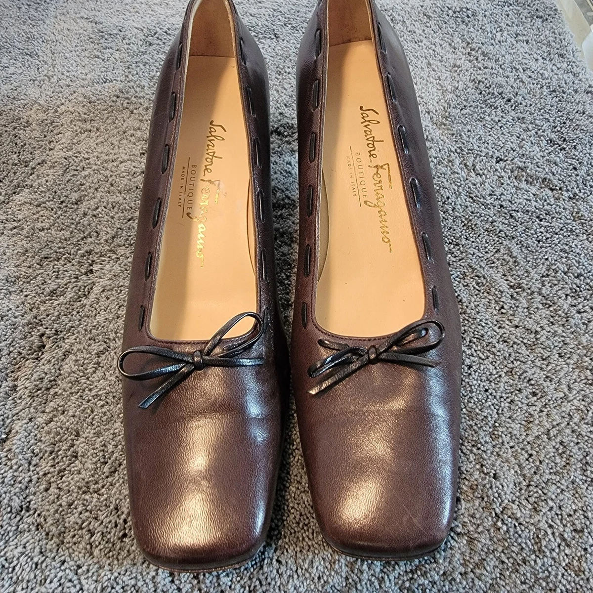 Salvatore Ferragamo Boutique women s Brown leather tie shoes sz 8AA. A1