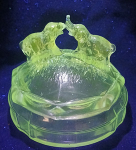 VTG L E Smith “Battling/Kissing” Elephants Powder Jar UV REACTIVE