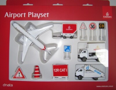 PPC 106715 1:400 Airport Playset B777 (Emirates)
