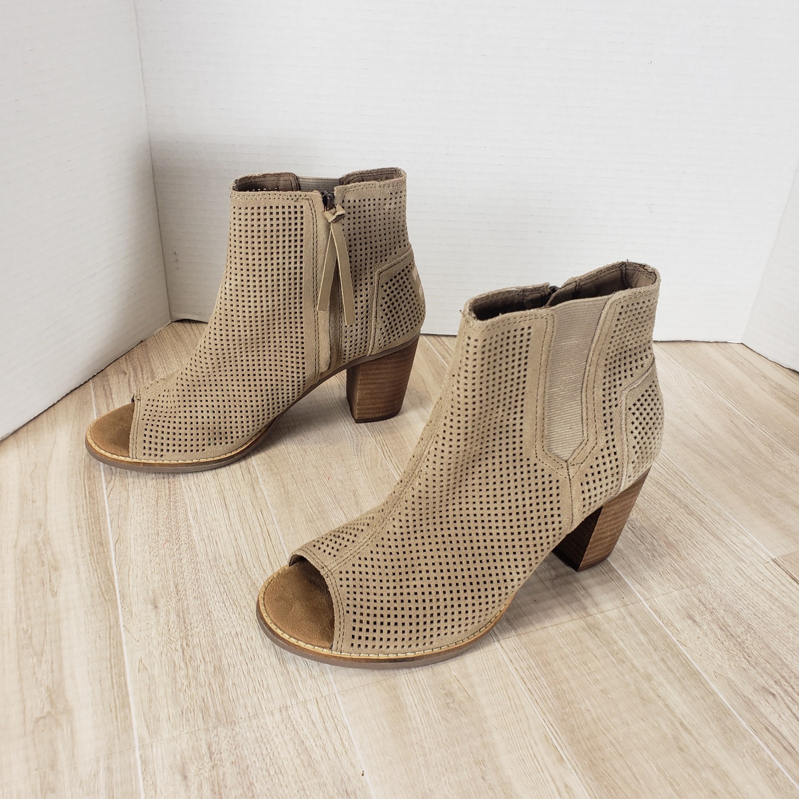 TOMS Majorca Taupe Suede Perforated Peep Toe Booties Womens Heel Shoes  Sz 7W