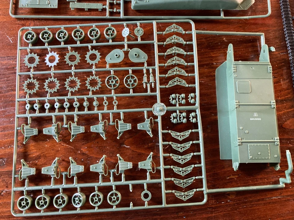 Sherman M4 A1, scala 1:35, Italeri, Italy. Modello da montare, plastica. Anni 70 - Immagine 4 di 4