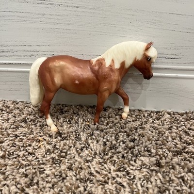 BREYER MOLDING CO. BROWN & WHITE HORSE 5 INCHES TALL X 7 INCHES LONG