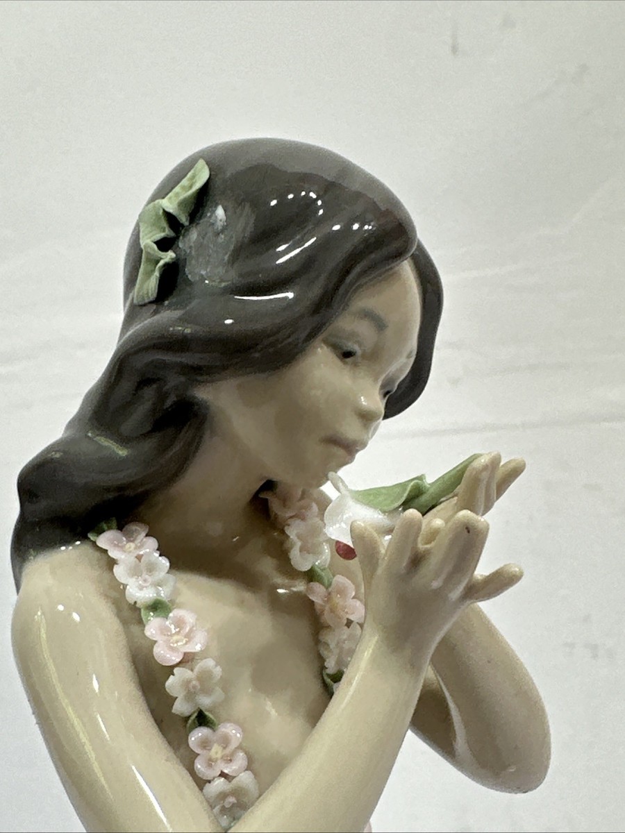 Lladro Figurine Aroma Of The Islands Tropical Girl Smelling