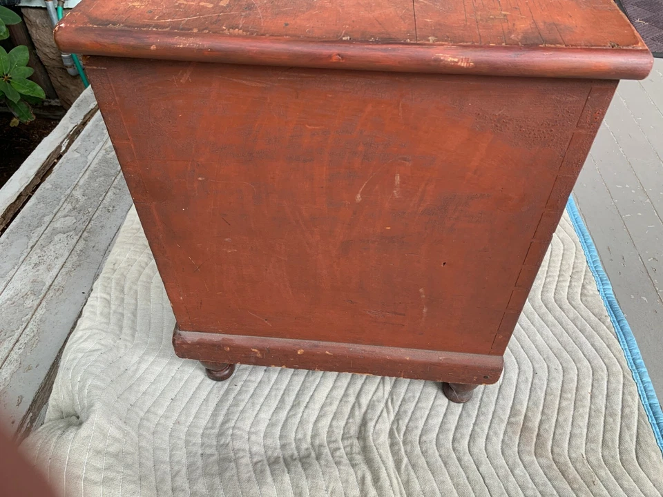 Antiguo cofre manta pintado rojo pino con detalle de paloma, Easton Pennsylvania, c. 1825 Foto 4 de 4