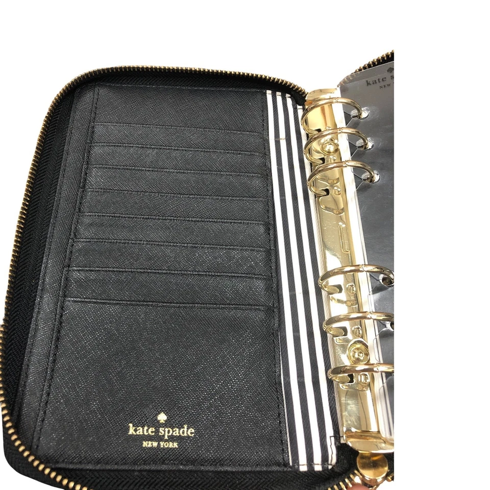 Planificador Kate Spade con "JR" y pajarita en la espalda con regla y papeles Foto 4 de 4