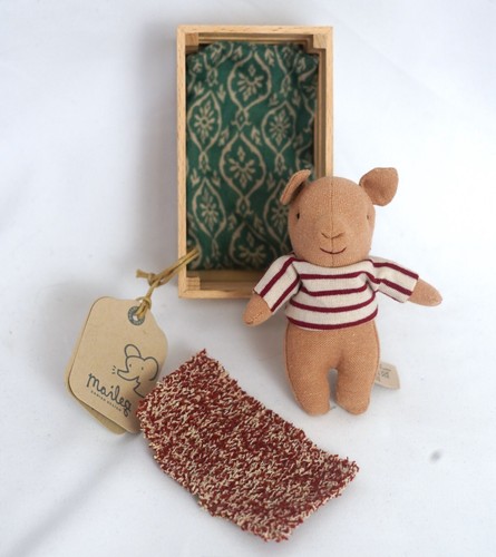 Maileg mouse: Baby Pig in Box red - Picture 2 of 5