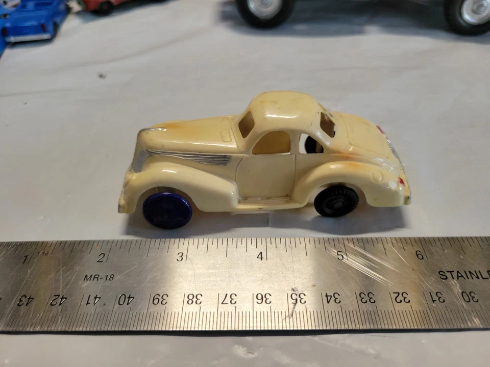 Coche de juguete de plástico duro vintage blanco Cadillac sedán ~ Lapin Products Foto 2 de 4