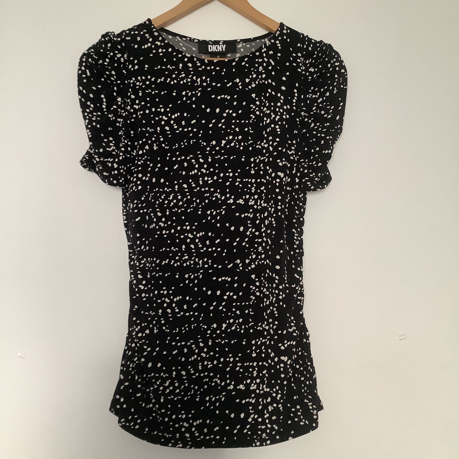 Top DKNY negro estampado blanco fruncido manga abullonada talla M