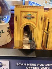 Universal Studios Florida Entrance Arch Statu...