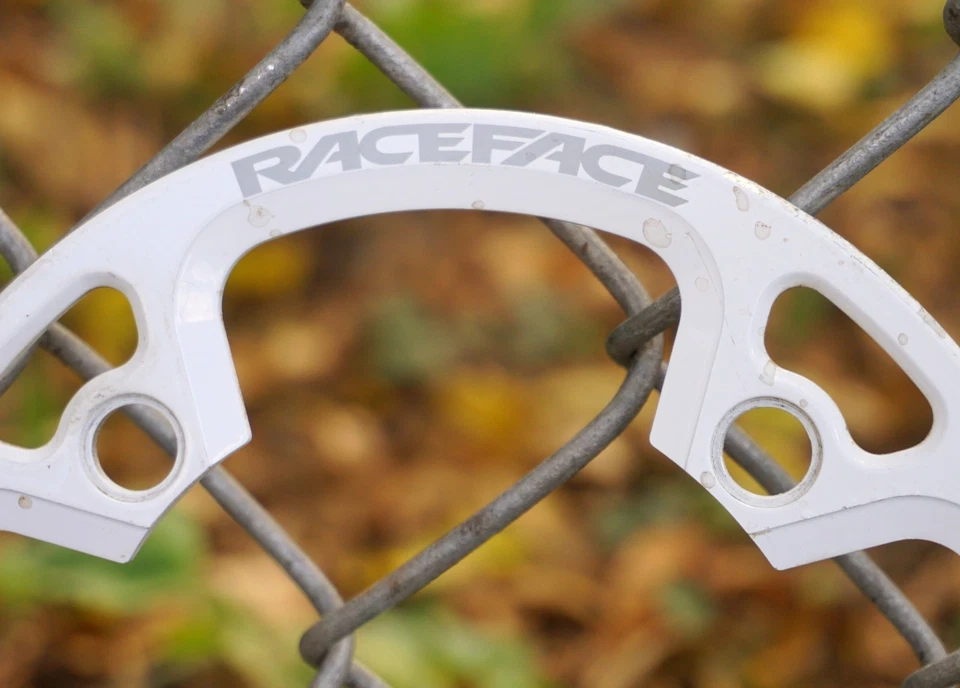 RaceFace Chainguard Bash Guard 34T Max Chainring 104 BCD Cranks 4 Arm White - Image 4 of 4