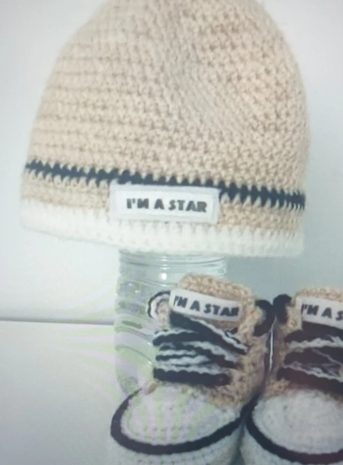 ZAPATOS DE GANCHILLO BEBÉ Y SOMBRERO NOMBRE DE TU BEBÉ ZAPATILLAS DEPORTIVAS HECHAS A MANO BEIGE Foto 2 de 2
