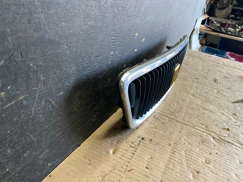 Acura TL 1995 a 1998 OEM parrilla superior delantera N0939 PS Foto 3 de 4