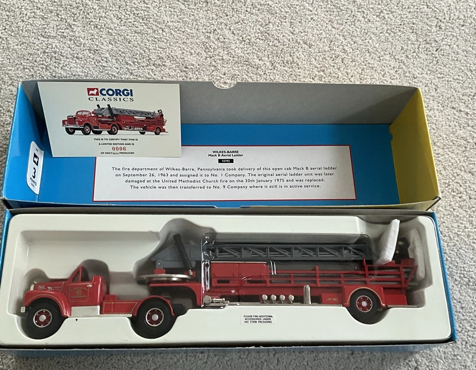 CORGI WILKES-BARRE MACK B AERIAL LADDER FIRE ENGINE 52702 Boxed - Image 2 of 3