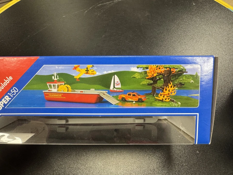 SIKU 2117-modellino 1:50- BARCA DA LAVORO DEI VIGILI DEL FUOCO + AUTO- NUOVO - Immagine 4 di 4