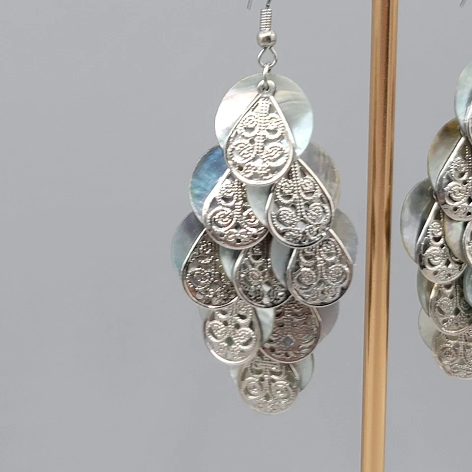 Pendientes perforados grandes con concha de araña tono plata cuelgan 2,25 pulgadas Foto 3 de 4