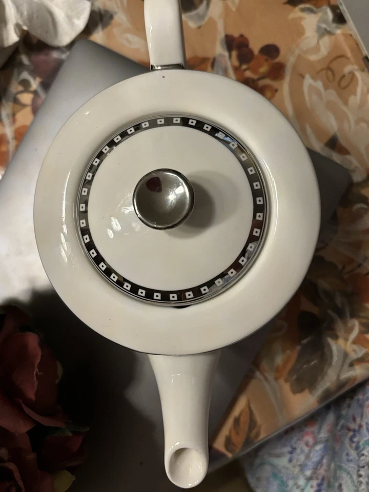 TETERA GRACIAS TETERA PORCELANA PUNTOS BLANCOS Y PLATEADOS BUEN ESTADO Foto 2 de 4