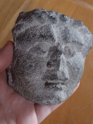 Tête sculptée antique fragment marbre ou calcaire époque romaine Gorgone - Photo 1/4