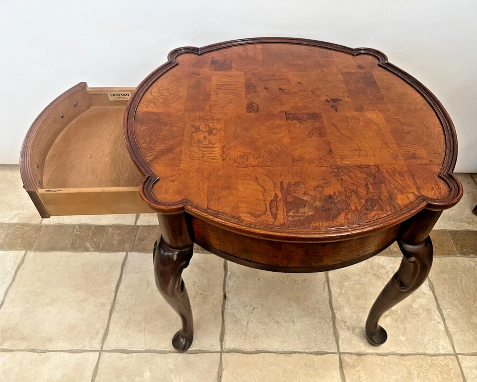 Mesa redonda vintage Hekman com gaveta estilo francês mogno burl - Imagem 4 de 4
