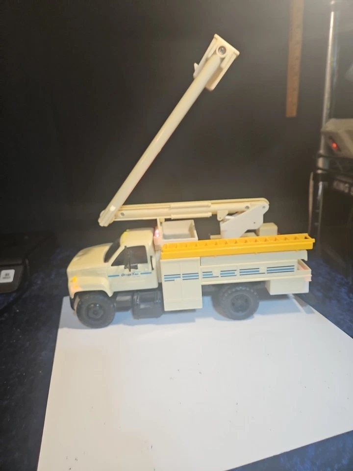 DG Productions • Caminhão caçamba utilitário GMC ComED 11" • Employee Edition@33 - Imagem 4 de 4