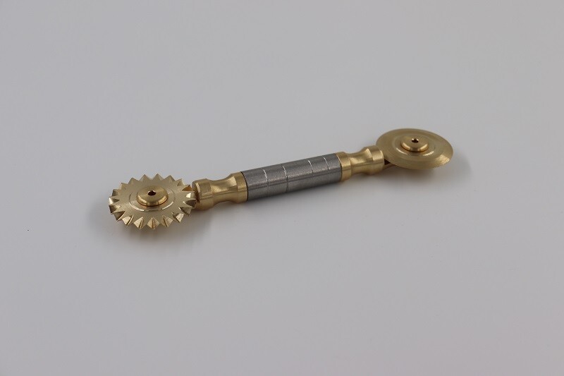 Doppeltes Teigrad / Nudelschneider mit glatter/gezackter Klinge aus Messing