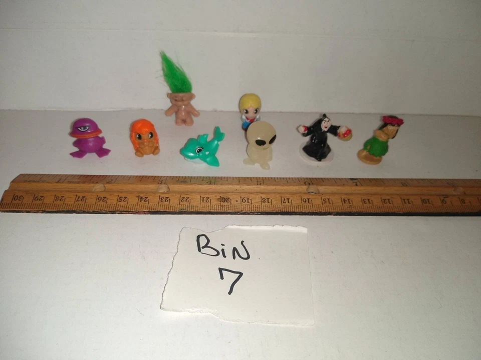 Lote de varias mini figuras de aproximadamente 1" Disney, Troll, Alien, etc. Juguetes Foto 2 de 4