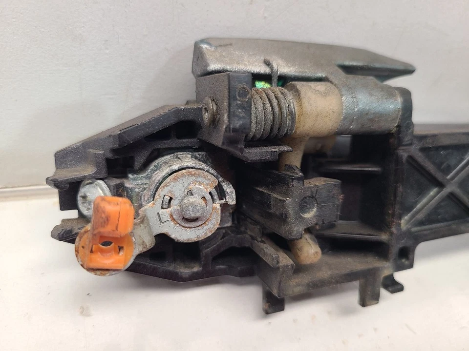 Manija exterior delantera izquierda para conductores Infiniti G35 (sedán) 2007-08 con entrada sin llave Foto 4 de 4