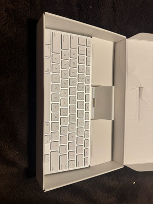 Genuine Apple iPad Keyboard Dock 30-Pin for 1st 2nd 3rd gen iPad A1359 MC533LL/B