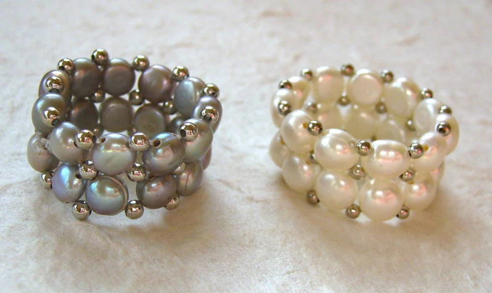 Anillo elástico blanco, marrón, negro o gris de dos hebras de perlas de agua dulce Foto 2 de 4