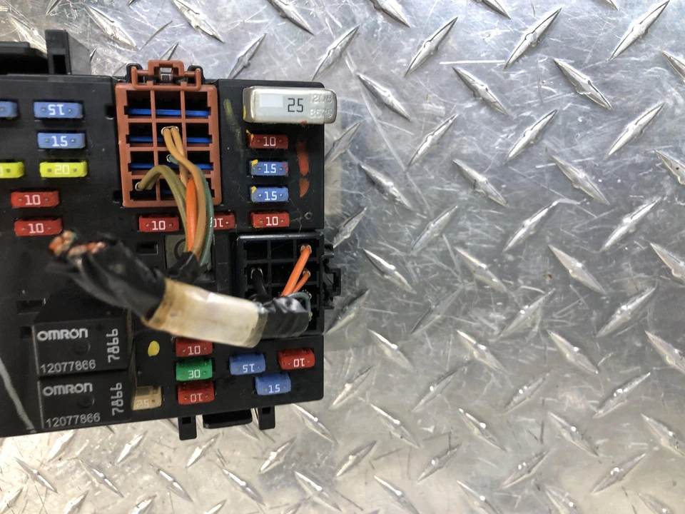 Caja de fusibles interior cabina 6,0 L n.º de parte: 15058033 OEM 2004 Cadillac Escalade Foto 2 de 4