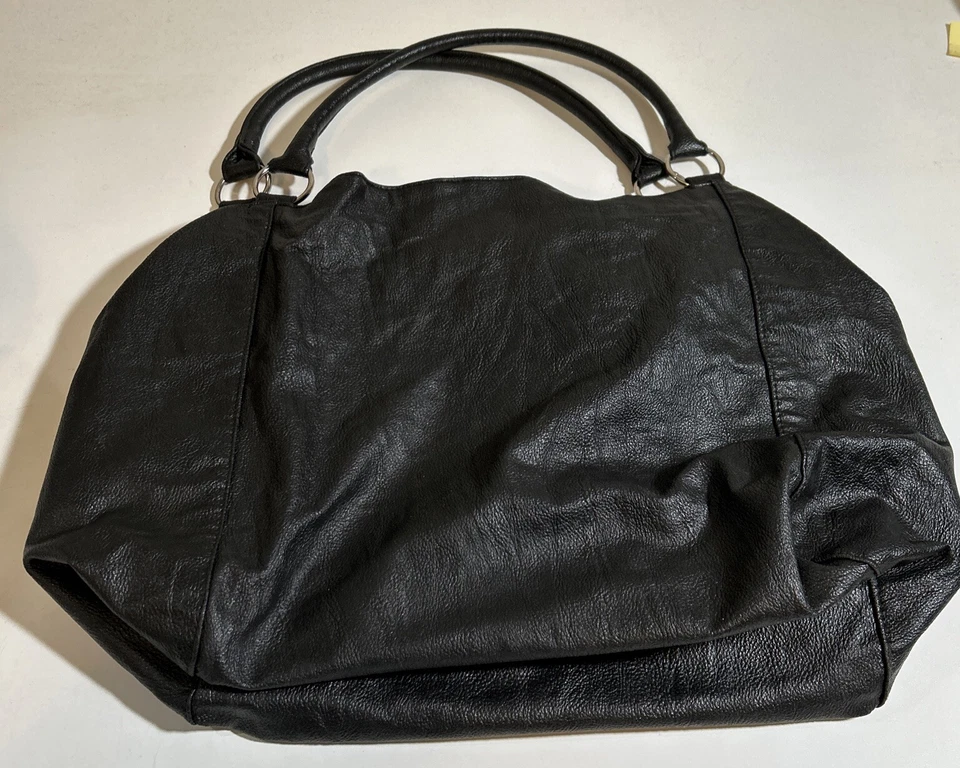 Cartera HOBO BUCKET RUE21 de cuero sintético con herrajes plateados tachonados. Foto 4 de 4