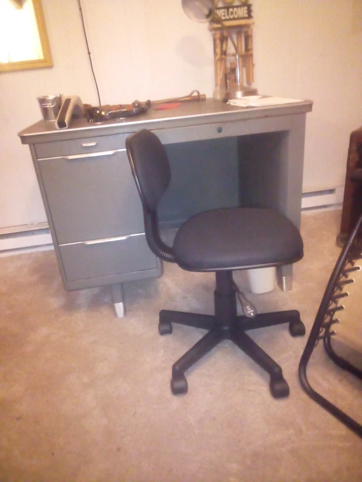 tanque de escritorio escolar de metal vintage Foto 2 de 2