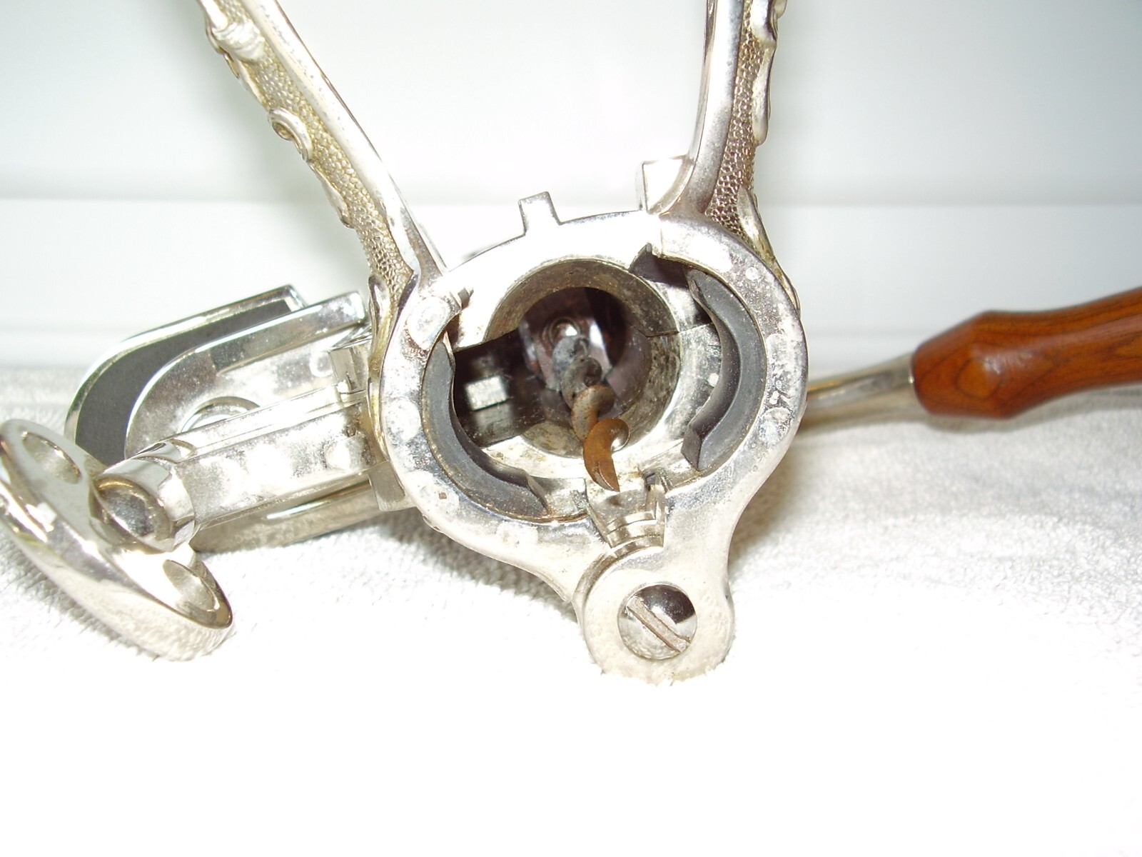 Rogar Champion Estate Wine Bottle Opener Counter Mount Corkscrew Wooden