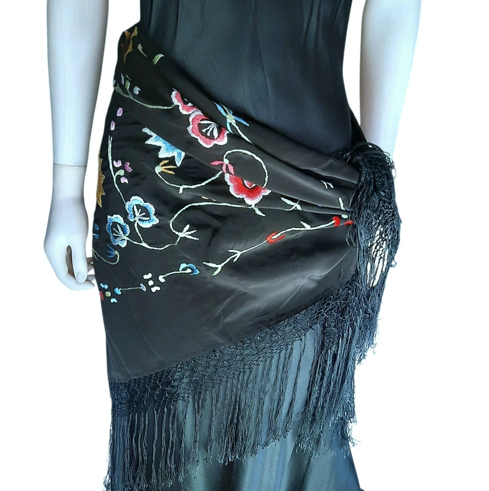 Mantón de piano bordado floral de colección 36"x36 + 9" flecos anudados a mano negro/multi Foto 4 de 4