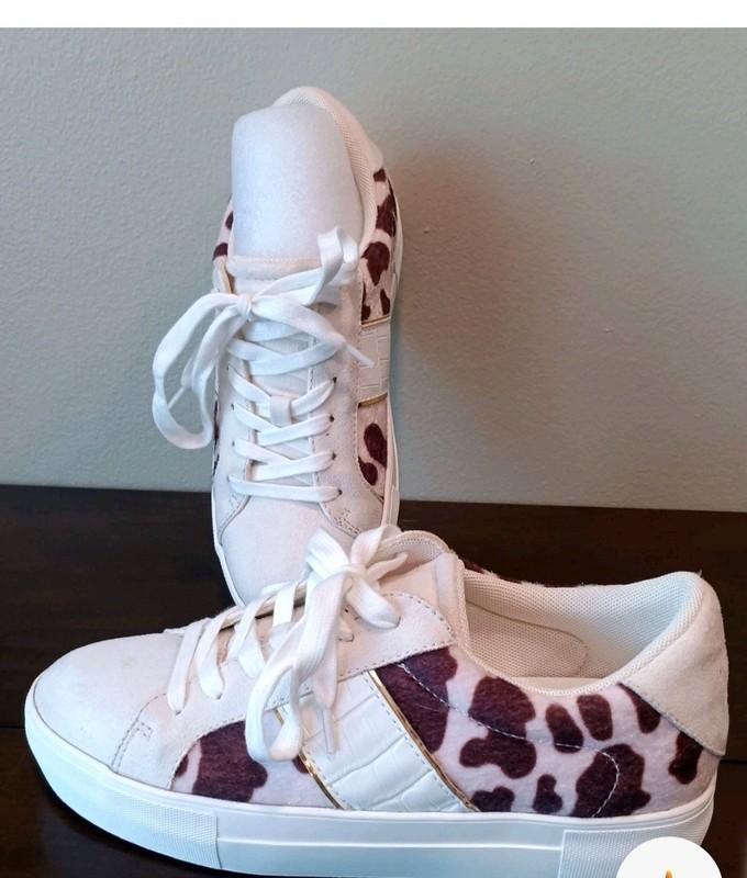 TM&J cow-print sneaker metallic accents round-toe 1" High Size 8.5 Women EXCELT