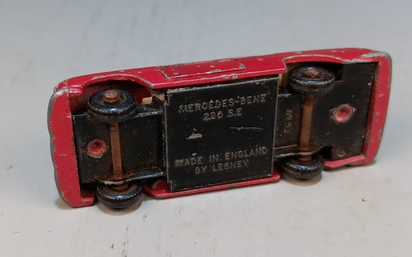 Vintage 1963 Lesney Mercedes Benz 220 SE #53 Red White Int England - Image 4 of 4