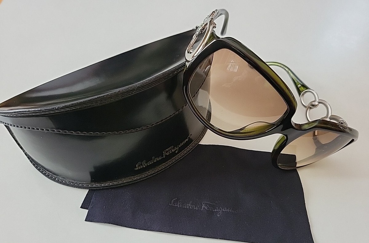 Vintage Authentic Salvatore Ferragamo Women display picture 3