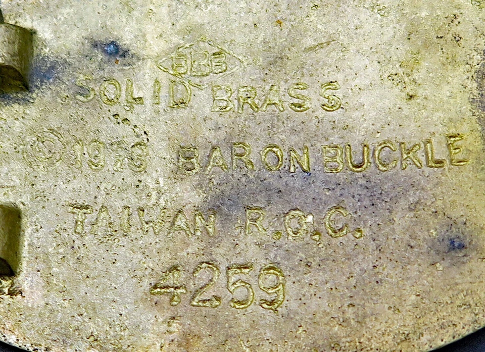 Hebilla de cinturón vintage de latón Elton John Baron Foto 3 de 4