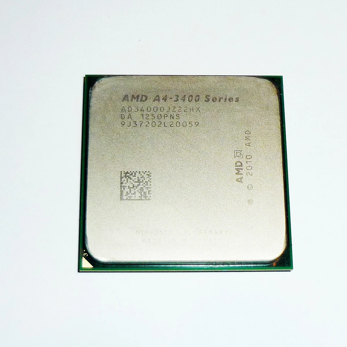 Processeur (CPU) AMD A4-3400 - 2 Cœurs 2,7 GHz - Socket FM1 - Neuf Sous Blister (réf. AD3400OJHXBOX)