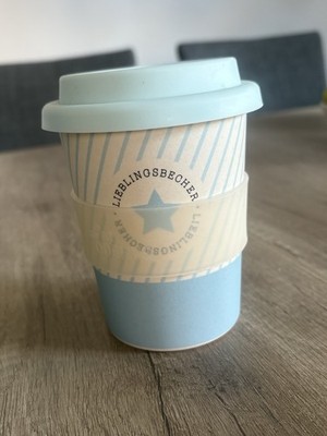 Bamboo To Go Becher von Grafik Werkstatt in blau