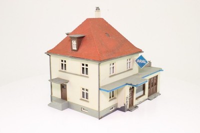 Kibri H0 Wohnhaus mit Tankstelle ARAL fertig aufgebaut