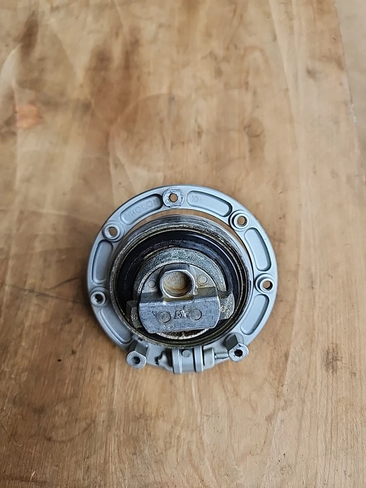 Tapa de llenado de combustible Honda Vtr1000f Super Hawk 98-2005 con llave OEM  Foto 3 de 4