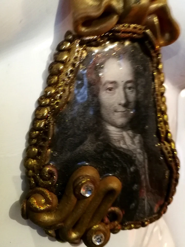 accesorios de moda collar colgante joyería bisutería arte joya voltaire Foto 3 de 4