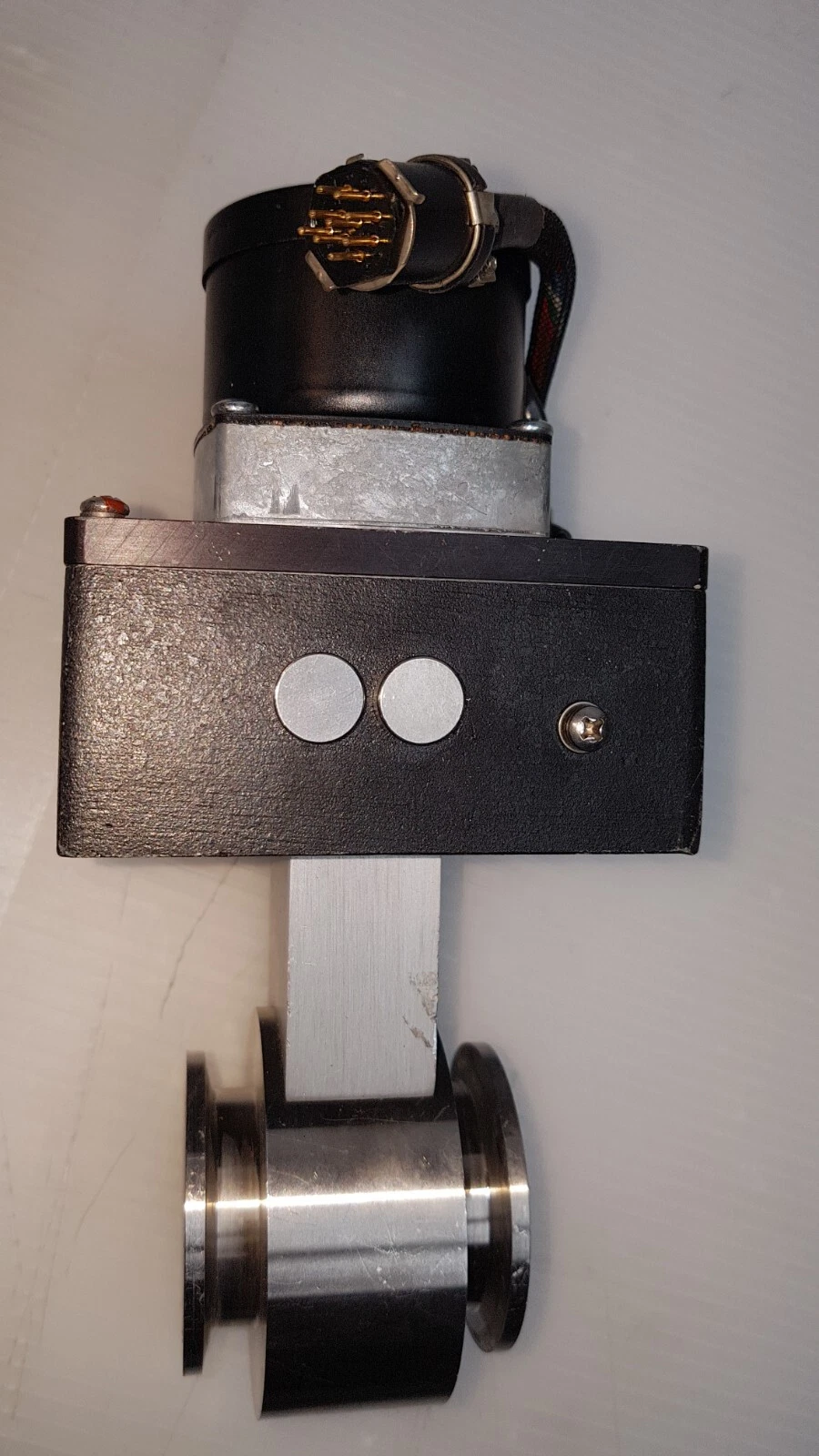 Side view of MKS 253A throttle valve: motor, actuator housing and valve body with flanges