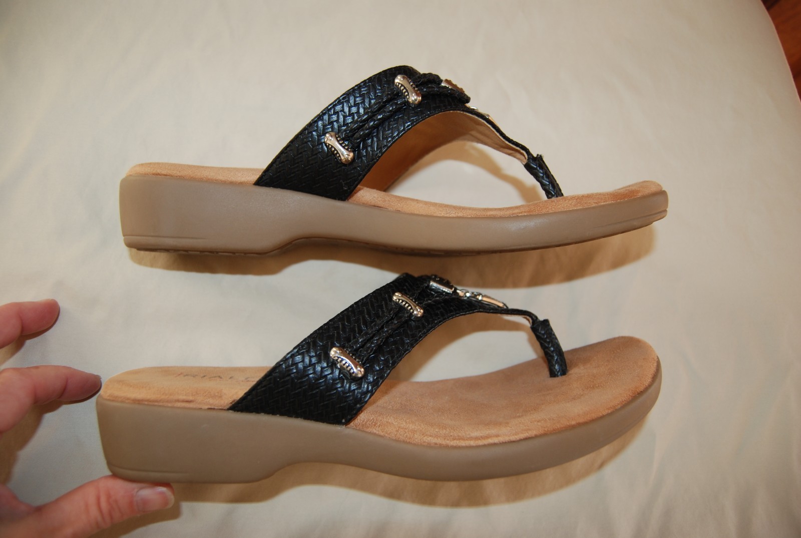 APL Sandali neri in pelle intrecciata e intrecciata RIALTO Bailee Thong con accenti in metallo argento