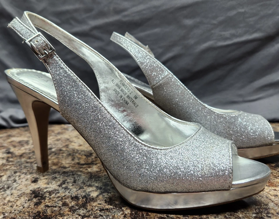 Tacones de aguja RAMPAGE para mujer plateados metálicos brillantes de tacón alto con tira trasera PEEP TOE Foto 4 de 4