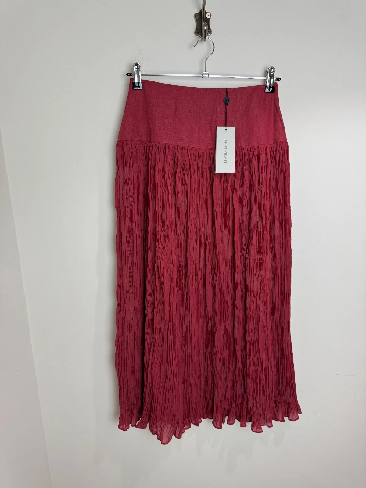 Mint Velvet Mix Media Midi Skirt Size 8 Red Linen Crinkle Holiday Boho RRP £110
Opens in a new windo