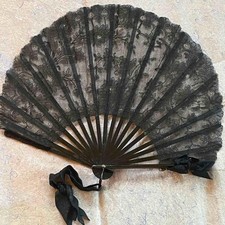 GORGEOUS ANTIQUE VINTAGE c. 1880s HAND FAN : BLACK CHANTILLY LACE & SILK RIBBONS