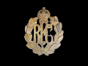 WW1 Royal Flying Corp Metal Wreath & Crown Hat Badge / Pinback