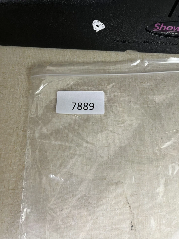 GE GU24 60 Watt Daylight Twist Lock Base Light Bulb New - Image 3 of 3